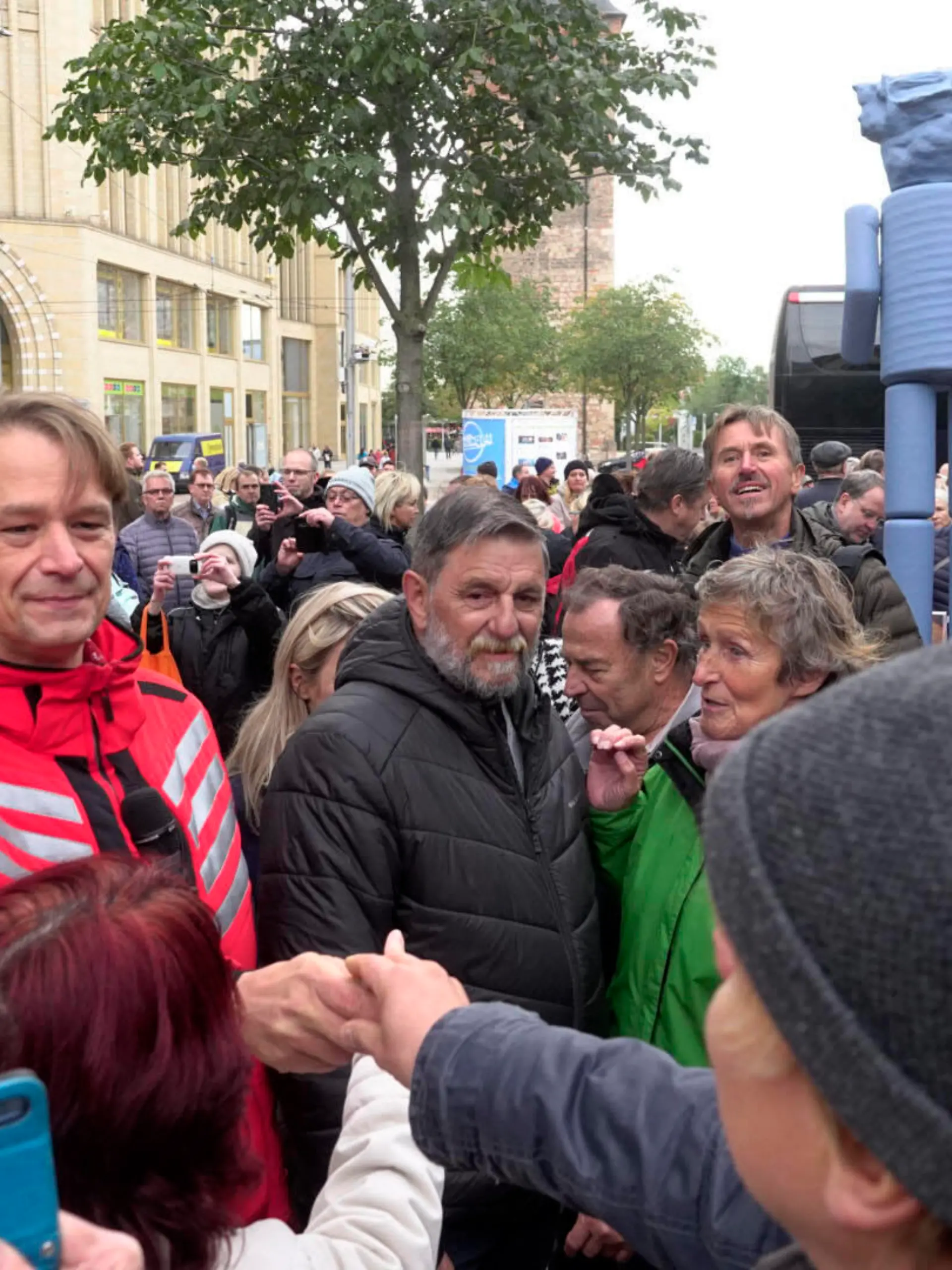  Corona- Demo 13.10.2020,Chemnitz, Demo Am Dienstag demonstrierten in Chemnitz am Roten Turm etwa 800 Personen gegen die Corona- Maßnahmen. Anwesend war auch der Anführer der Querdenker , Bodo Schiffmann und Samuel Eckert. Auflage der Stadtverwaltung war die Einhaltung des 1,5 Meter Mindestabstandes. Polizei war vor Ort. Foto: In der Mitte Bodo Schiffmann von Querdenker Chemnitz Sachsen BRD *** Corona Demo 13 10 2020,Chemnitz, Demo On Tuesday demonstrated in Chemnitz at the Red Tower about 800 people against the Corona measures Present was also the leader of the lateral thinkers , Bodo Schiffmann and Samuel Eckert edition of the city council was compliance with the 1.5 meter minimum distance police was on site photo In the center Bodo Sc
