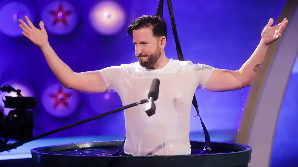 ARCHIV - 01.03.2020, Nordrhein-Westfalen, Hürth: Michael Wendler, Sänger, steht in einer Tonne mit Eiswasser in der Live-Show «Pocher vs. Wendler - Schluss mit lustig!» bei RTL. (zu dpa «Wendlers Jury-Platz bei «DSDS» wird nicht nachbesetzt») Foto: Rolf Vennenbernd/dpa +++ dpa-Bildfunk +++