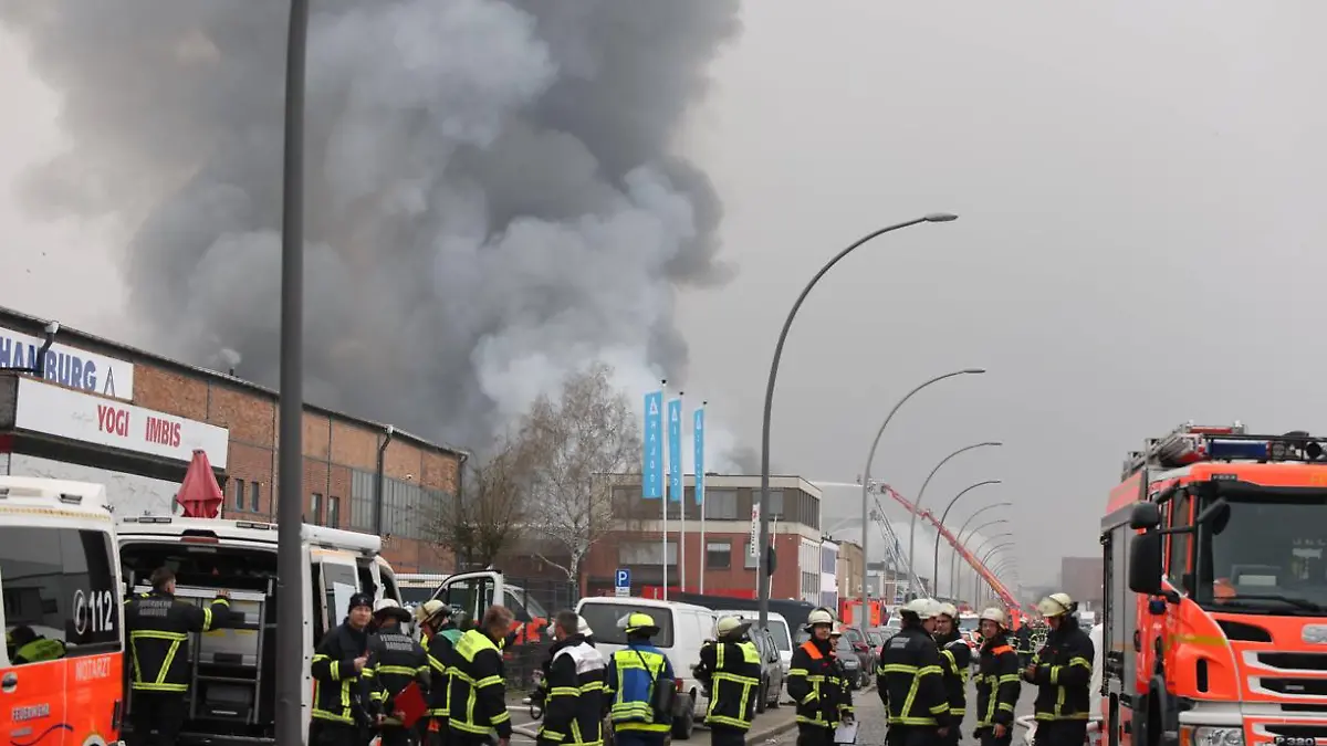 In Hamburg-Rothenburgsort kommt es durch einen Großbrand zu einer starken Rauchentwicklung.