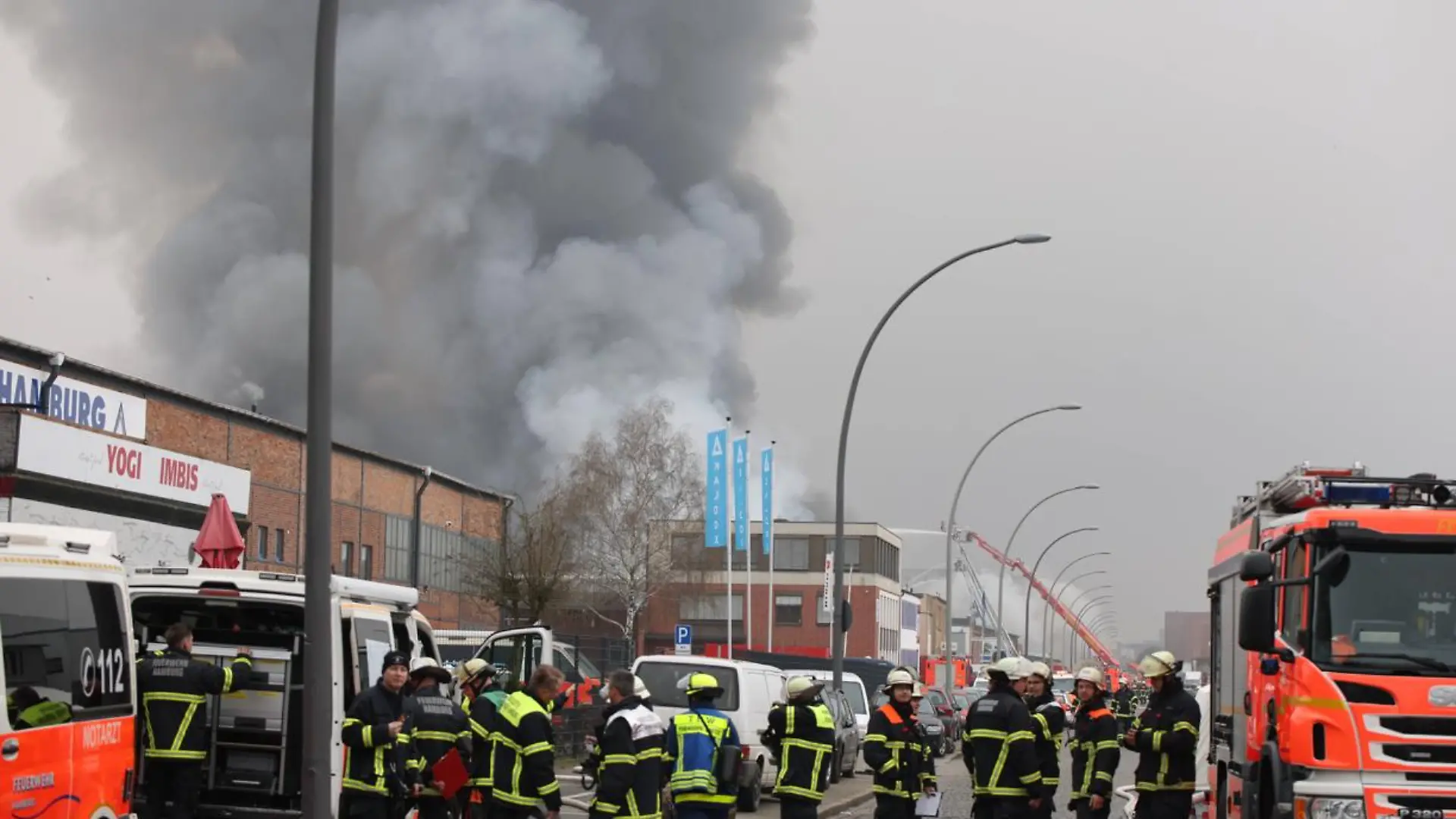 In Hamburg-Rothenburgsort kommt es durch einen Großbrand zu einer starken Rauchentwicklung.