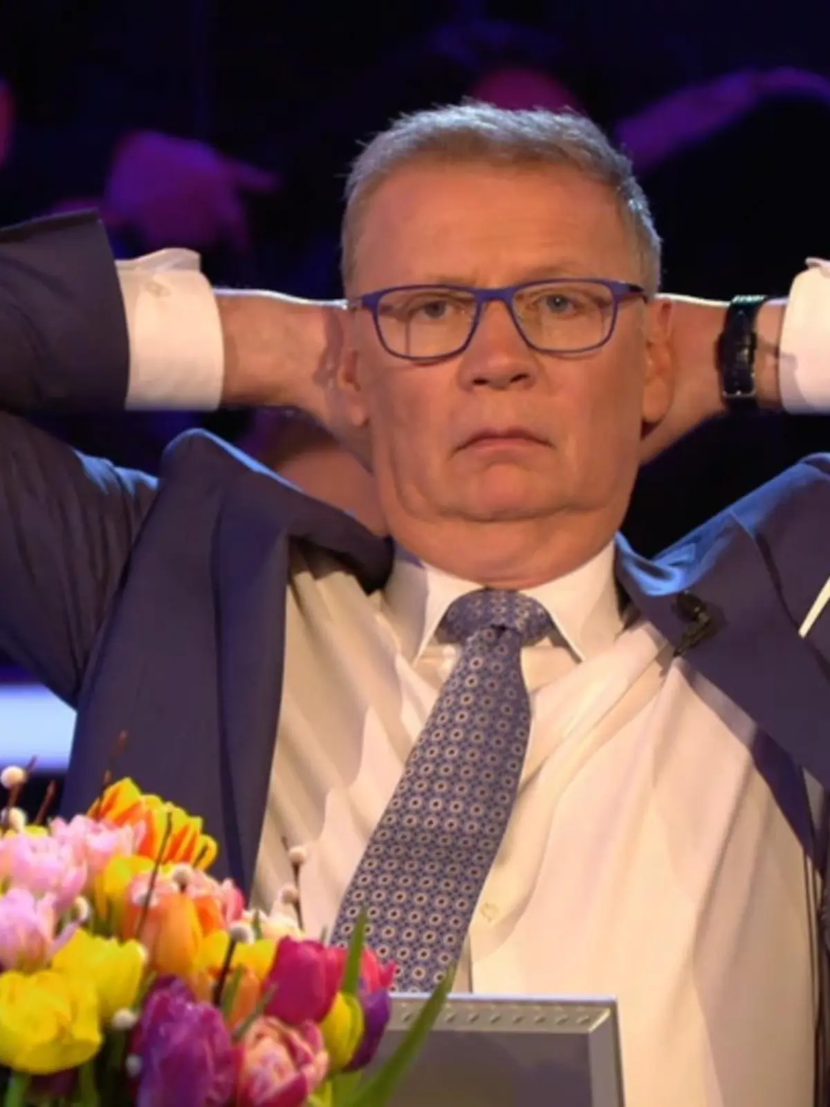Günther Jauch lehnt sich bei der Technik-Panne beim "Wer wird Millionär?"-Osterspecial entspannt zurück.