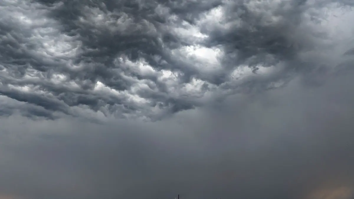 Dichte Gewitterwolken könnten ausgerechnet am Ostersonntag nach Nordrhein-Westfalen ziehen. (Archivbild)