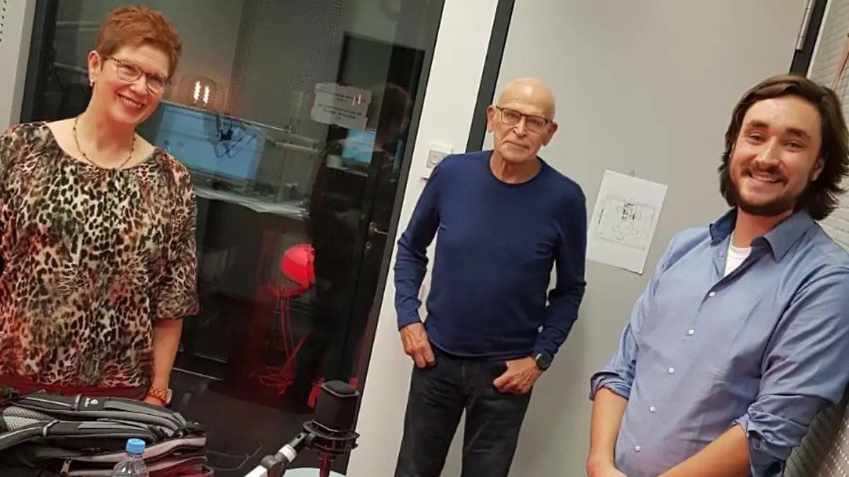 Team Wallraff um Namensgeber Günther Wallraff (m.) bei den Aufnahmen zum Podcast.