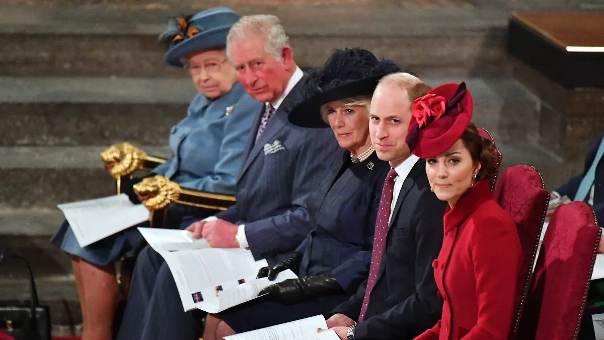 ARCHIV - 09.03.2020, Großbritannien, London: Die britische Königin Elizabeth II. (l-r), Prinz Charles, seine Frau Camilla, Herzogin von Cornwall, Prinz William, Herzog von Cambridge und seine Frau Kate, Herzogin von Cambridge, sitzen zusammen beim Commonwealth Gottesdienst in der Westminster Abbey. (zu dpa: «Eskalation in sechs Teilen: Harrys und Meghans Netflix-Doku läuft an") Foto: Phil Harris/Daily Mirror/PA Wire/dpa +++ dpa-Bildfunk +++