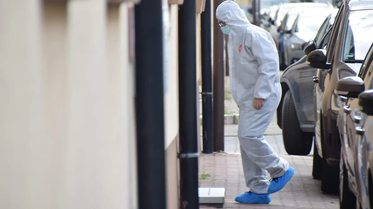 09.04.2023, Baden-Württemberg, Hockenheim: Einsatzkräfte der Polizei und Spurensicherung bei einer Wohnung im baden-württembergischen Hockenheim im Einsatz. Im baden-württembergischen Hockenheim (Rhein-Neckar-Kreis) sind am Ostersonntag zwei Geschwister tot in einer Wohnung entdeckt worden. Foto: René Priebe/PR-Video/dpa +++ dpa-Bildfunk +++