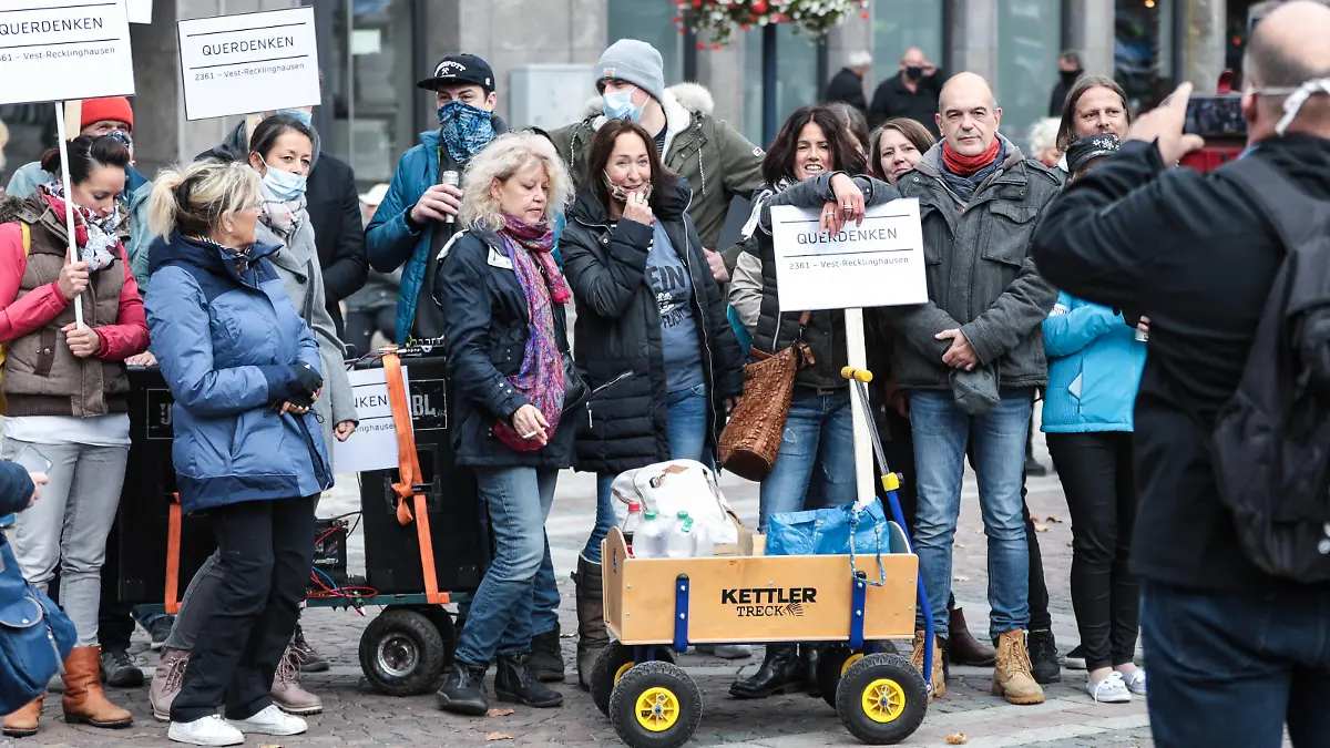 18.10.2020, Politik, Demonstration, Querdenken, Demonstranten auf dem Dortmunder Friedensplatz mit Plakaten. Dortmund Innenstadt NRW Deutschland xRHR-FOTO/DEx *** 18 10 2020, politics, demonstration, lateral thinking, demonstrators on Dortmund Friedensplatz with posters Dortmund city centre NRW Germany xRHR FOTO DEx RHR-FOTO/DE