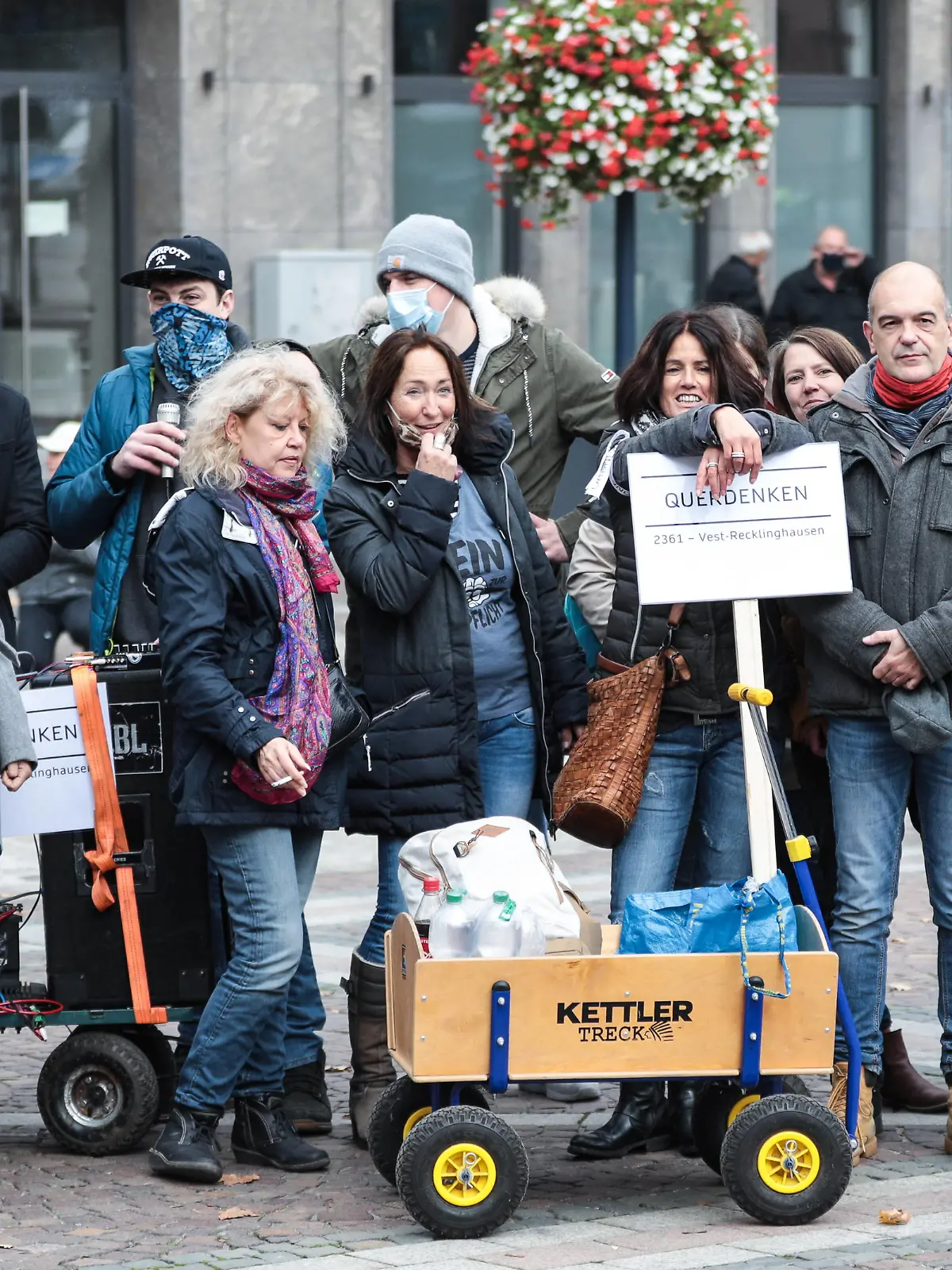 18.10.2020, Politik, Demonstration, Querdenken, Demonstranten auf dem Dortmunder Friedensplatz mit Plakaten. Dortmund Innenstadt NRW Deutschland xRHR-FOTO/DEx *** 18 10 2020, politics, demonstration, lateral thinking, demonstrators on Dortmund Friedensplatz with posters Dortmund city centre NRW Germany xRHR FOTO DEx RHR-FOTO/DE 