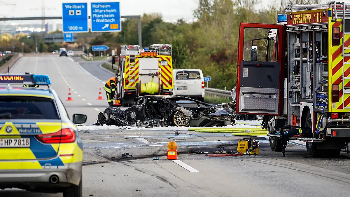 10.10.2020, Hessen, Hofheim: Feuerwehrfahrzeuge stehen bei einem ausgebrannten Fahrzeug auf der Autobahn 66. Bei einem Unfall auf der Autobahn 66 bei Hofheim am Taunus (Main-Taunus-Kreis) ist ein Mensch ums Leben gekommen. Wie ein Sprecher der Polizei mitteilte, wurde ein weiterer Mensch verletzt in ein Krankenhaus gebracht. Zwei Autos seien ausgebrannt, in einem davon habe man den Toten entdeckt. Foto: Robin von Gilgenheimb/Wiesbaden112.de/dpa +++ dpa-Bildfunk +++