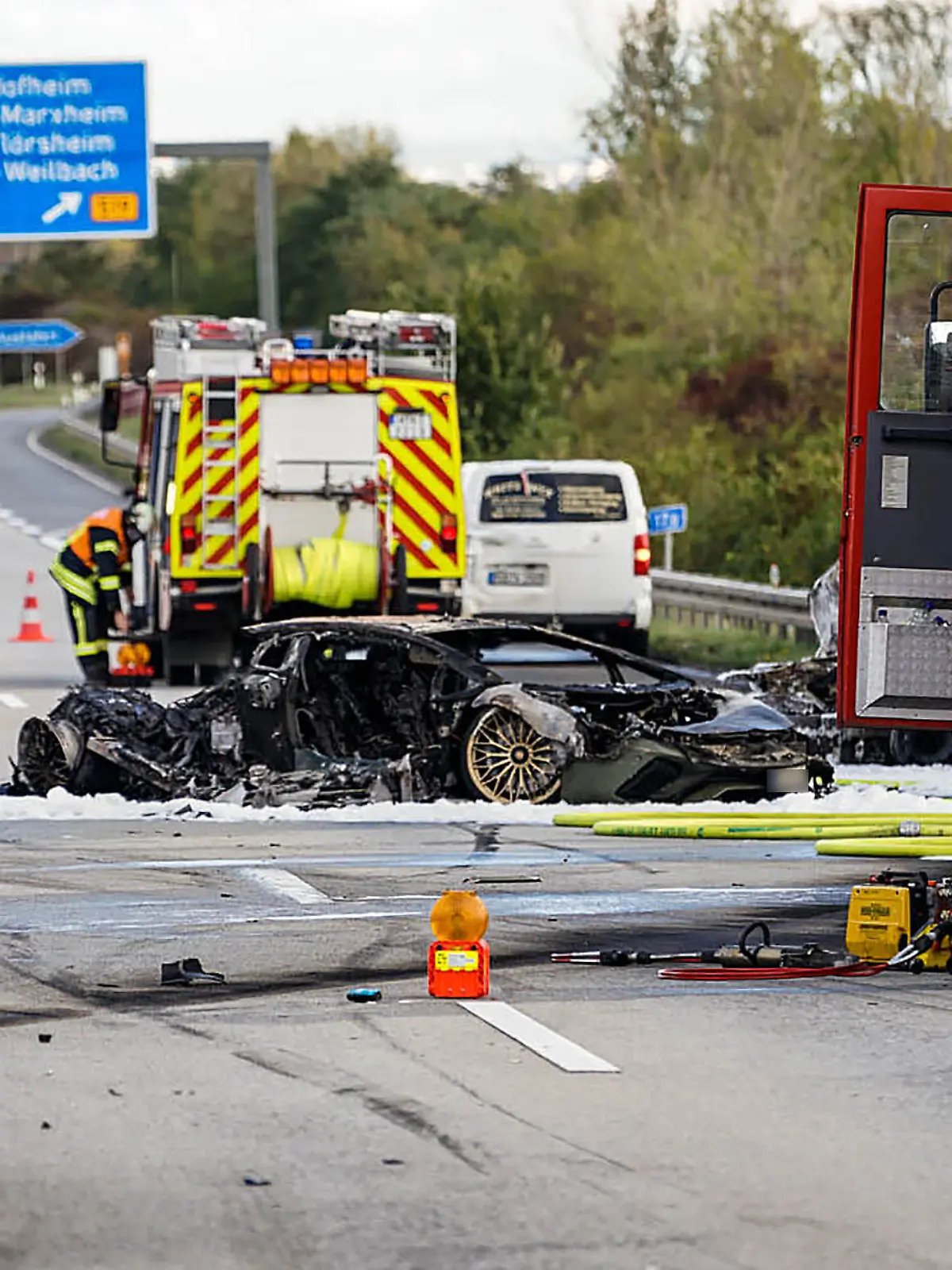 10.10.2020, Hessen, Hofheim: Feuerwehrfahrzeuge stehen bei einem ausgebrannten Fahrzeug auf der Autobahn 66. Bei einem Unfall auf der Autobahn 66 bei Hofheim am Taunus (Main-Taunus-Kreis) ist ein Mensch ums Leben gekommen. Wie ein Sprecher der Polizei mitteilte, wurde ein weiterer Mensch verletzt in ein Krankenhaus gebracht. Zwei Autos seien ausgebrannt, in einem davon habe man den Toten entdeckt. Foto: Robin von Gilgenheimb/Wiesbaden112.de/dpa +++ dpa-Bildfunk +++
