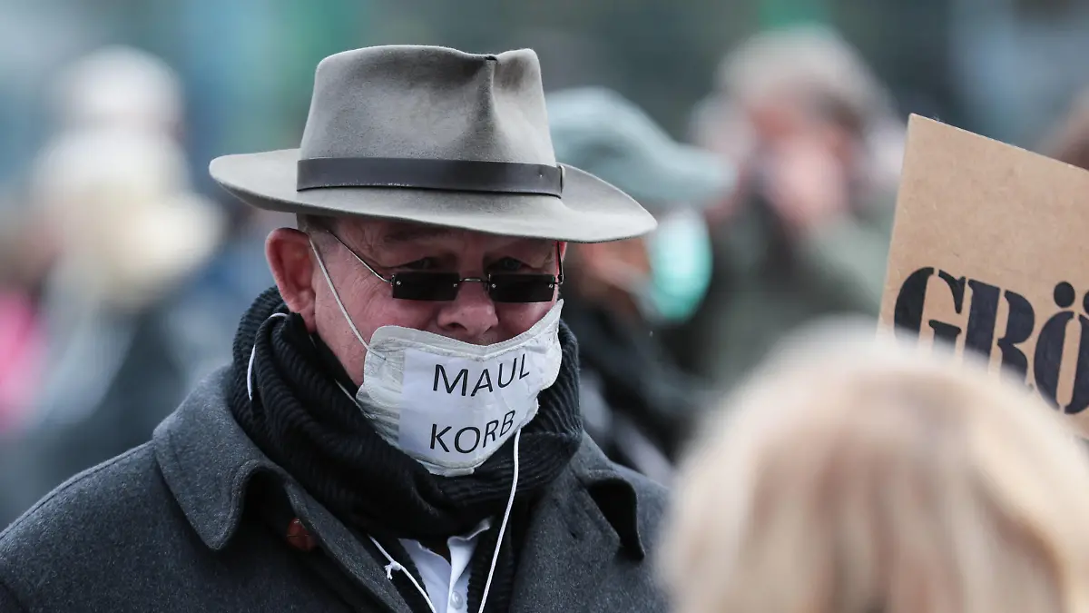 18.10.2020, Politik, Demonstration, Querdenken, Demonstranten auf dem Dortmunder Friedensplatz mit besonderem Mundschutz. Dortmund Innenstadt NRW Deutschland xRHR-FOTO/DEx *** 18 10 2020, politics, demonstration, lateral thinking, demonstrators on the Dortmund Friedensplatz with special face masks Dortmund city centre NRW Germany xRHR FOTO DEx RHR-FOTO/DE