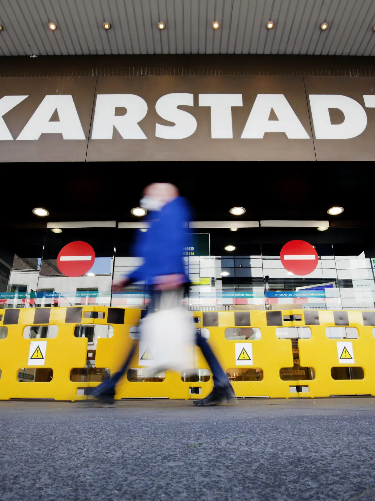 26.05.2020, Nordrhein-Westfalen, Düsseldorf: Ein Mann geht an einem geschlossenen Eingang einer Karstadt-Filiale vorbei. Die Gewerkschaft Verdi informiert am 26.05.2020 über die Beratungen ihrer Bundestarifkommission zur Lage bei Galeria Karstadt Kaufhof. Foto: Martin Gerten/dpa +++ dpa-Bildfunk +++