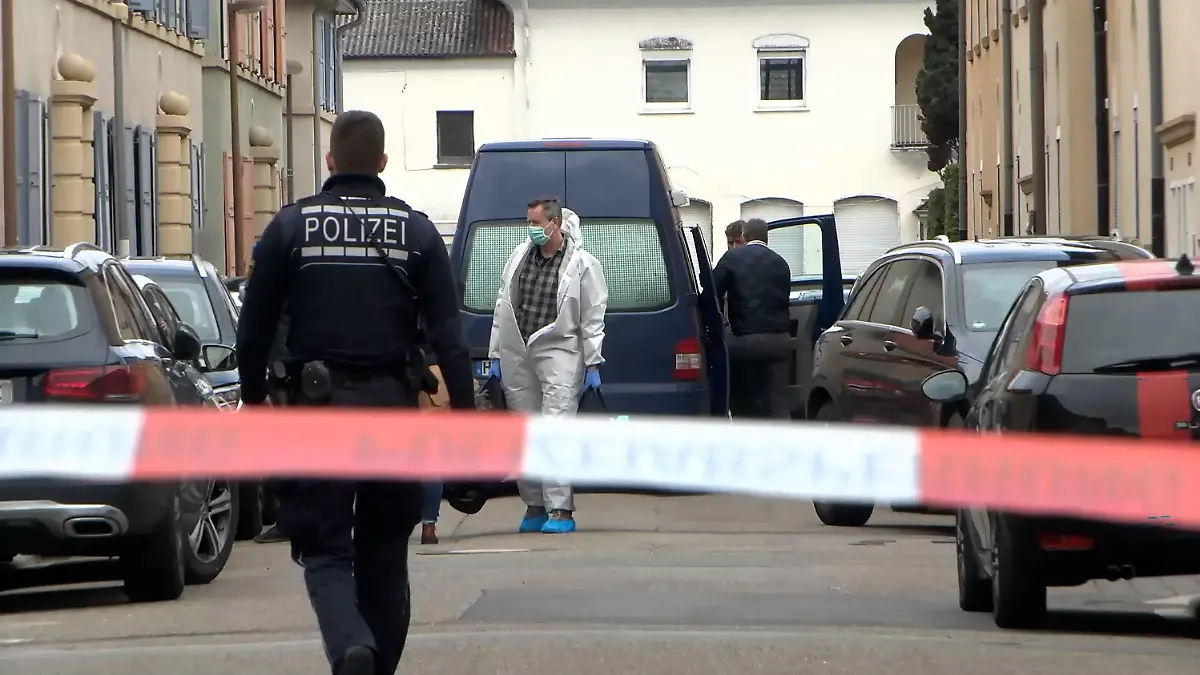 09.04.2023, Baden-Württemberg, Hockenheim: Einsatzkräfte der Polizei und Spurensicherung sind in einem von der Polizei abgesperrten Bereich im baden-württembergischen Hockenheim im Einsatz. Im baden-württembergischen Hockenheim (Rhein-Neckar-Kreis) sind am Ostersonntag zwei Geschwister tot in einer Wohnung entdeckt worden. Foto: Priebe/PR-Video/dpa - ACHTUNG: Kennzeichen und Personen wurde(n) aus rechtlichen Gründen gepixelt +++ dpa-Bildfunk +++