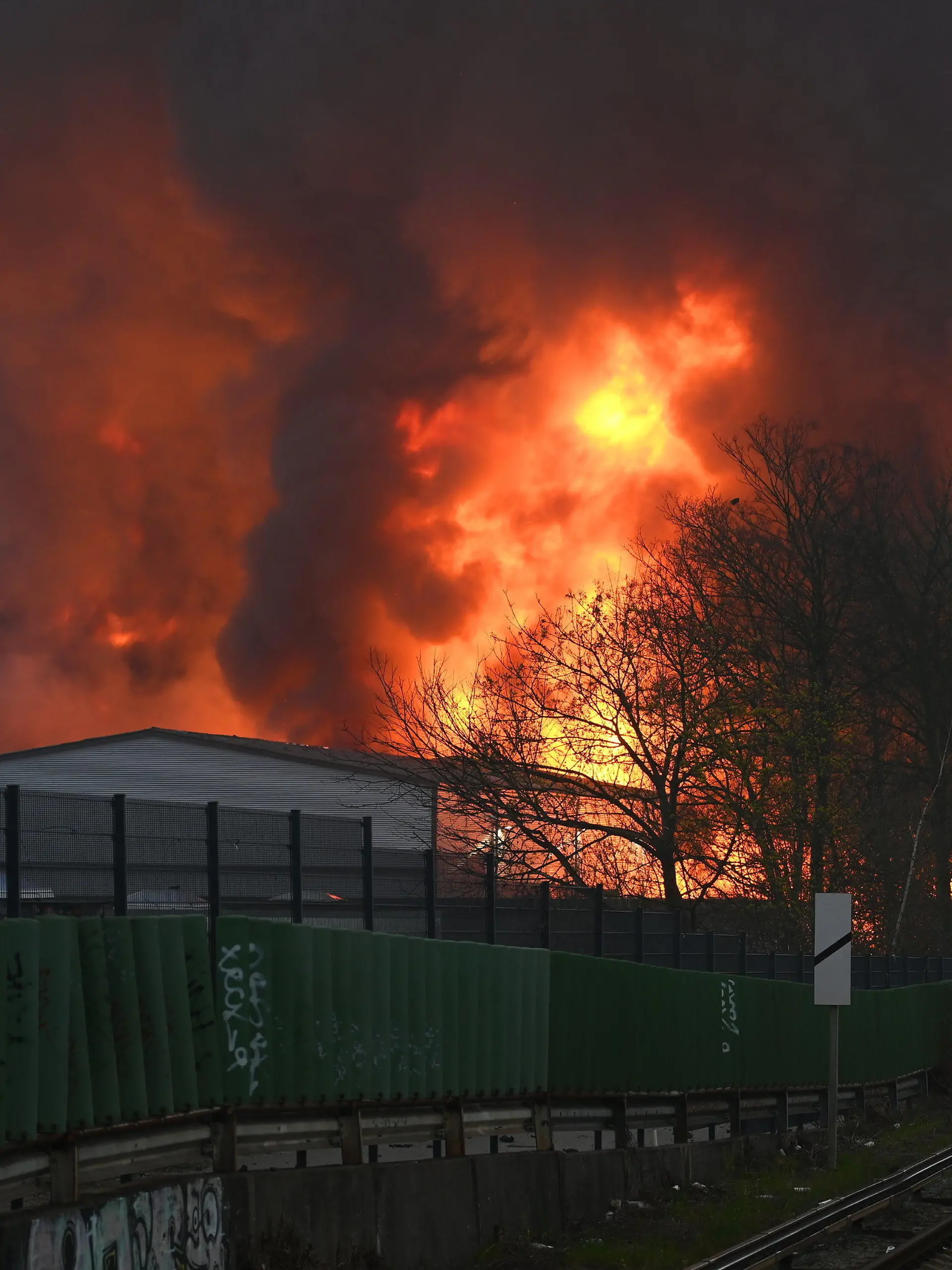 09.04.2023, Hamburg: Flammen steigen auf, bei einem Großbrand in Hamburg-Rothenburgsort. Aufgrund starker Rauch- und Gasentwicklung, mit möglicher chemischer Bestandteile, hat die örtliche Polizei eine amtliche Gefahrenmeldung herausgegeben. Foto: Jonas Walzberg/dpa +++ dpa-Bildfunk +++
