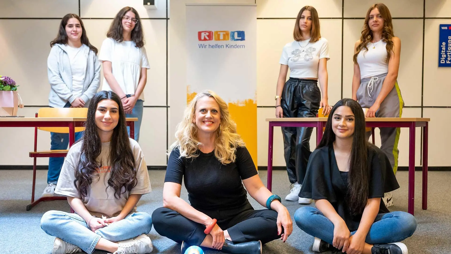 Barbara Schöneberger unterstützt das Projekt "Mädchen stärken" der Deutschen Kinder- und Jugendstiftung (DKJS).