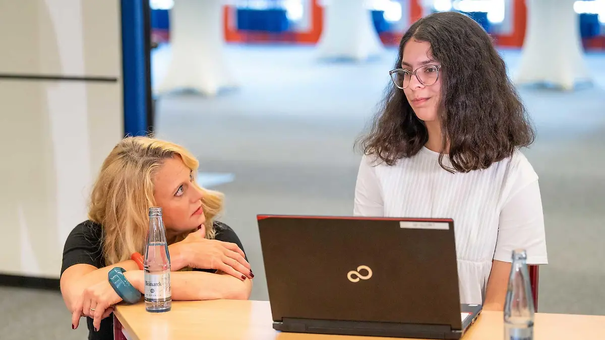 Barbara Schöneberger unterstützt das Projekt "Mädchen stärken" der Deutschen Kinder- und Jugendstiftung (DKJS).