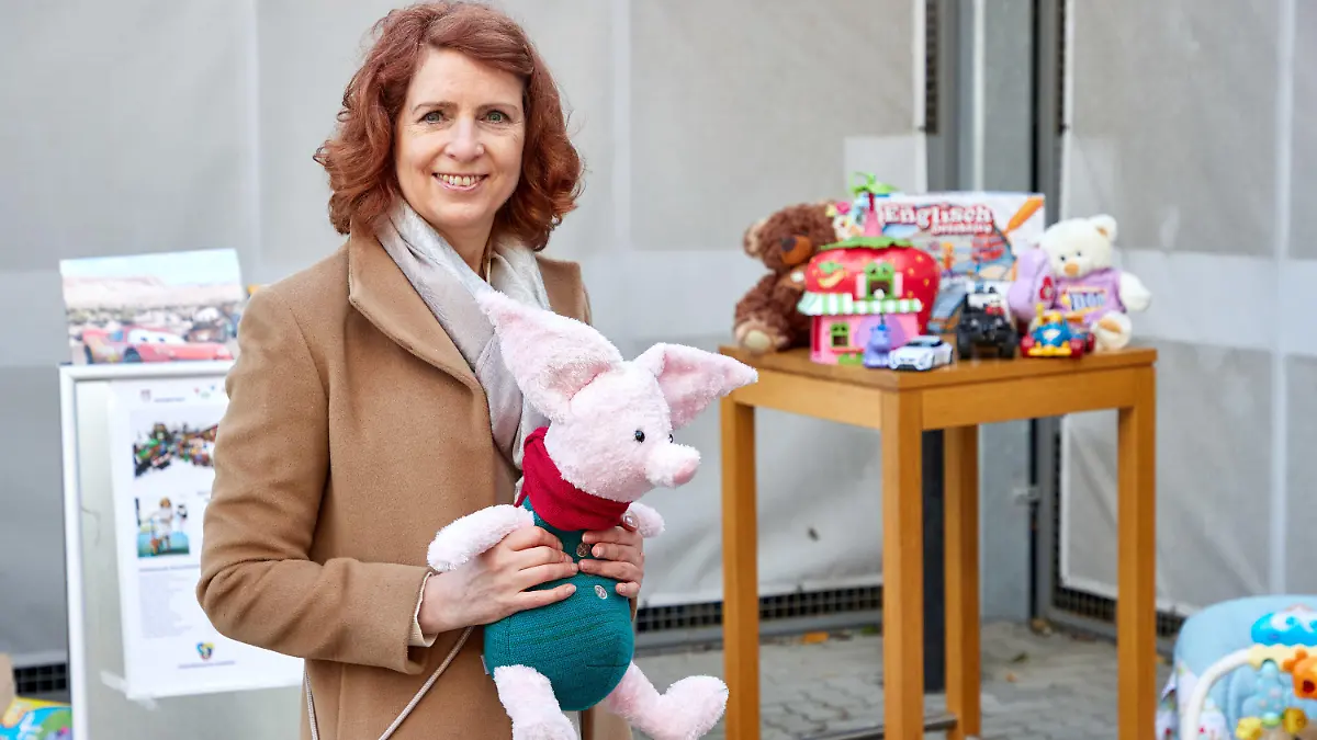 16.10.2020, Hamburg: Monica Lierhaus, Moderatorin, hält während eines Pressetermins auf dem Recyclinghof Liebigstraße in Hamburg-Billbrook ein Plüschtier in den Händen. Die Stadtreinigung startete die Sammlung von gebrauchtem Spielzeug für bedürftige Kinder. Foto: Georg Wendt/dpa +++ dpa-Bildfunk +++