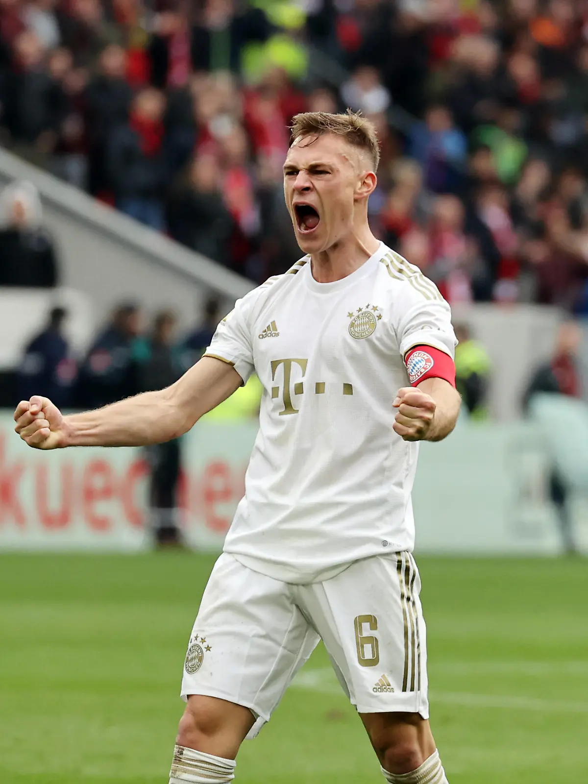 08.04.23 SC Freiburg - FC Bayern München Deutschland, Freiburg, 08.04.2023, Fussball, Bundesliga, SC Freiburg - FC Bayern München: Joshua Kimmich FC Bayern München Jubel Provokation provoziert vor den SC Freiburg Fans. *** 08 04 23 SC Freiburg FC Bayern Munich Germany, Freiburg, 08 04 2023, football, Bundesliga, SC Freiburg FC Bayern Munich Joshua Kimmich FC Bayern Munich cheers provocation in front of SC Freiburg fans