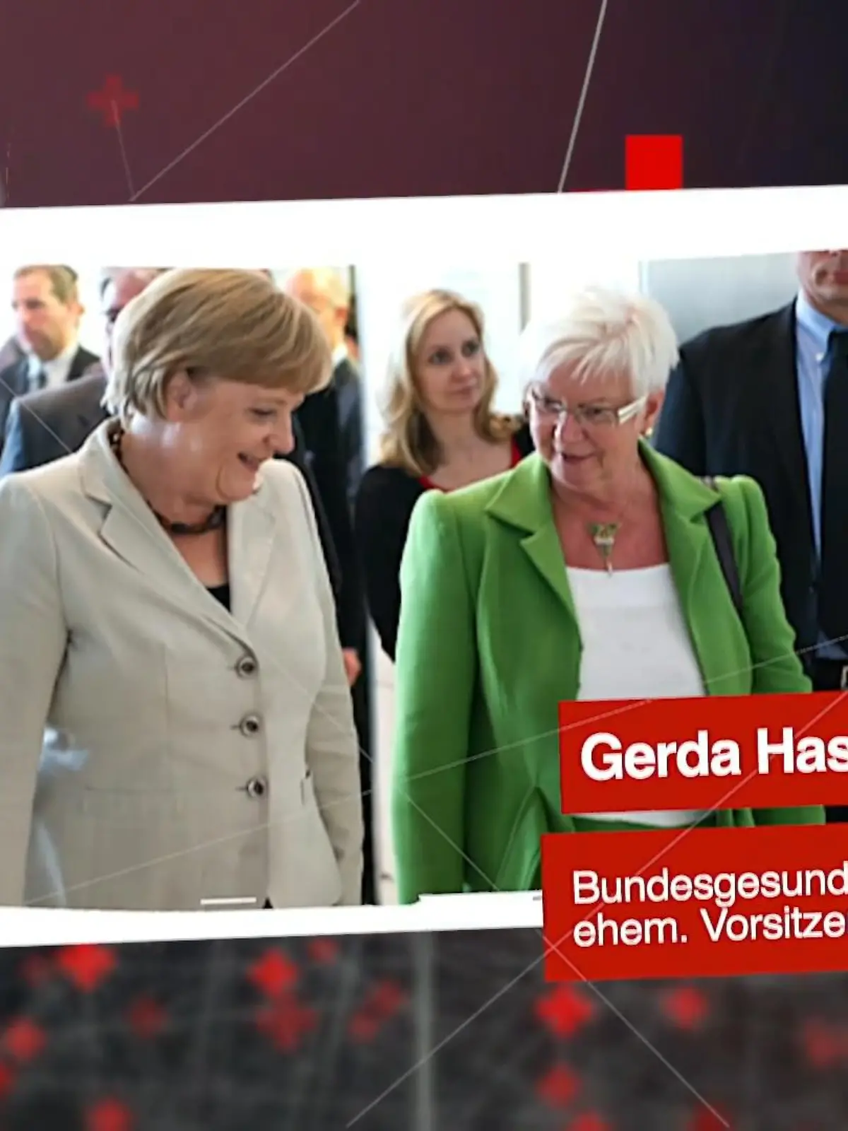 Das DRK ist eine große Macht mit viel Zugang und guten Kontakten in die Politik. Es besteht aus zahlreichen unabhängigen Verbänden und Ortsvereinen, die für undurchsichtige Strukturen sorgen. Warum diese von oben kaum kontrolliert werden können und wie eng das DRK tatsächlich mit der Politik verflochten ist, zeigen wir im Video.