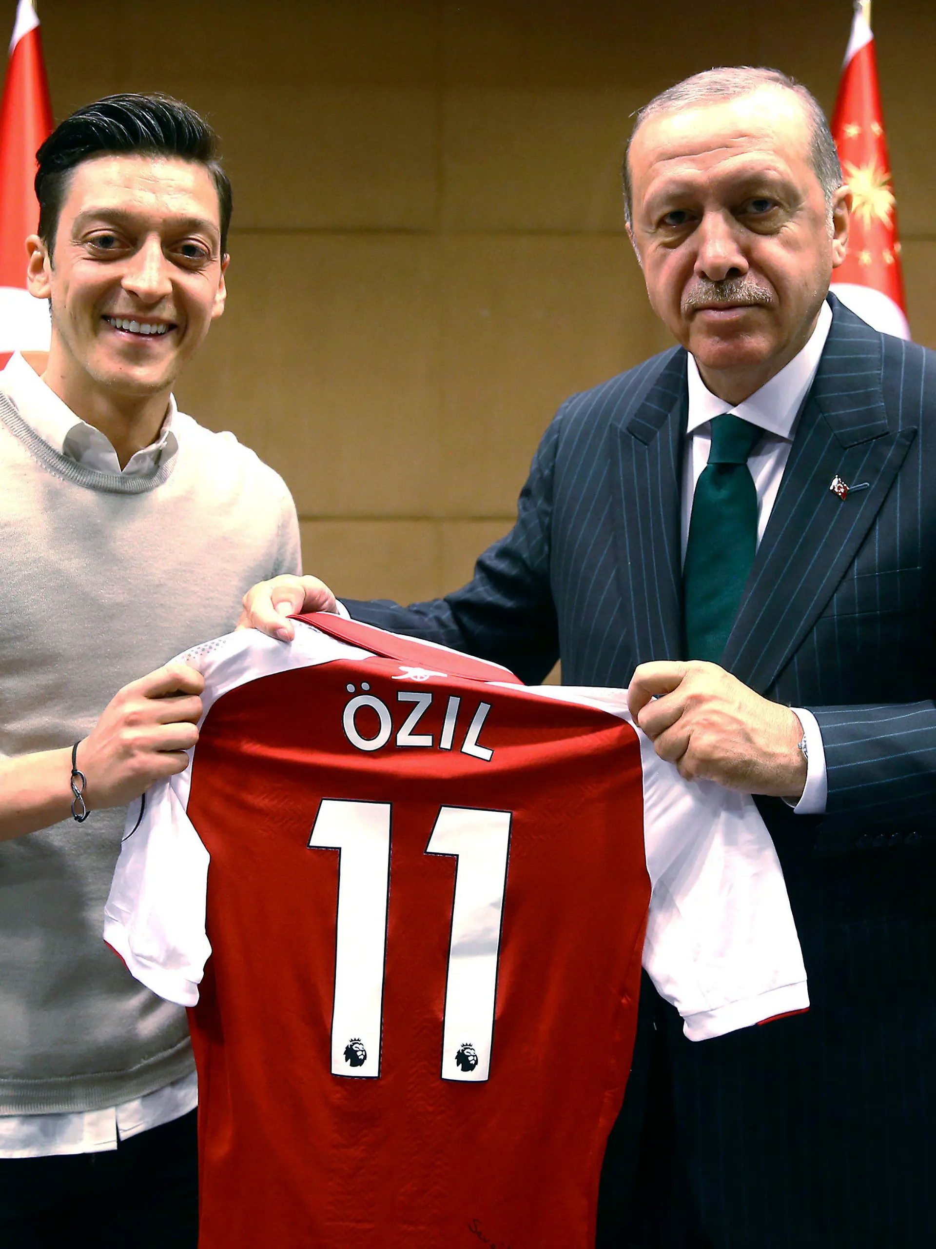 ARCHIV - 14.05.2018, Großbritannien, London: Recep Tayyip Erdogan (r), Staatspräsident der Türkei, hält zusammen mit Fußballspieler Mesut Özil vom englischen Premier League Verein FC Arsenal, ein Trikot von Özil. Der frühere Weltmeister Özil hat seine Karriere als Fußball-Profi mit 34 Jahren beendet. Der 92-malige Nationalspieler gab seine Entscheidung am Freitag bekannt. Der 92-malige deutsche Nationalspieler gab seinen sofortigen Rücktritt am Mittwoch auf seinen verifizierten Profilen bei Twitter, Instagram und Facebook bekannt. Foto: Pool Presdential Press Service/AP/dpa - ACHTUNG: Nur zur redaktionellen Verwendung und nur mit vollständiger Nennung des vorstehenden Credits +++ dpa-Bildfunk +++