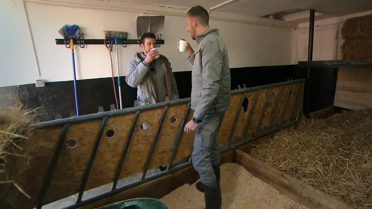 Käffchen gefällig? Wer hart im Stall arbeitet, will auch gut versorgt sein: Manuel bringt seinem Liebsten ein Heißgetränk vorbei.