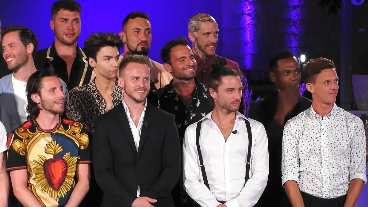 Alex verteilt die ersten Krawatten Prince Charming 2020