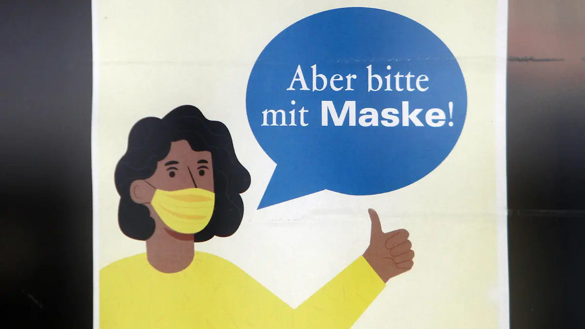 Schild mit Piktogramm und Aufschrift aber bitte mit Maske an der Tür eiines Einzelhandelsgeschäft s in der Innenstadt von Heidelberg, Baden Württemberg, Deutschland. *** Sign with pictogram and inscription but please with mask on the door of a retail shop in the city centre of Heidelberg, Baden Württemberg, Germany