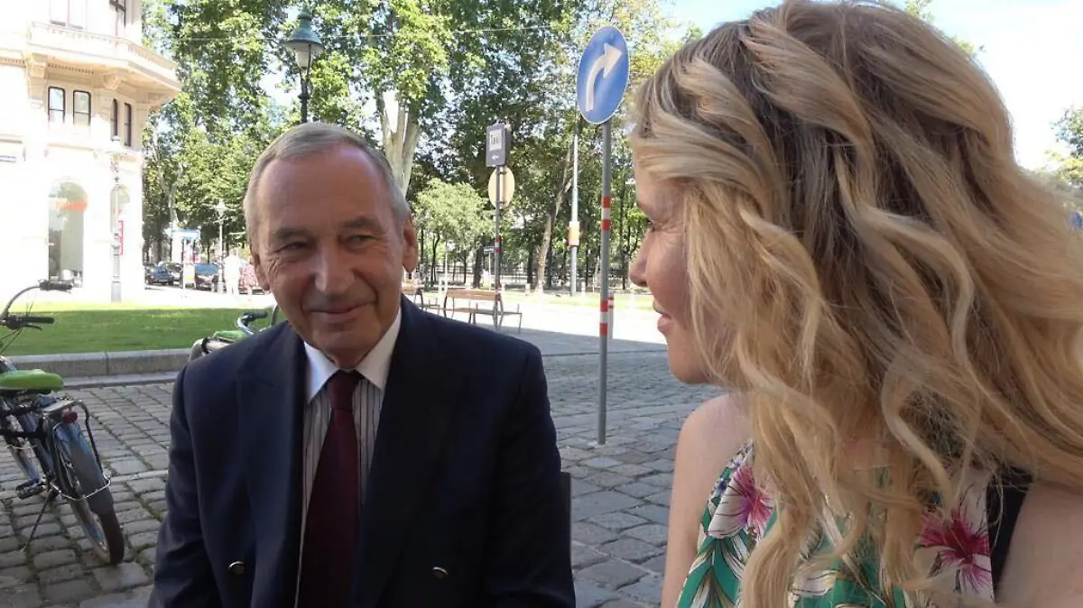 Prof. Dr. Dr. Johannes Huber (l.) im Gespräch mit Katja Burkard (r.).