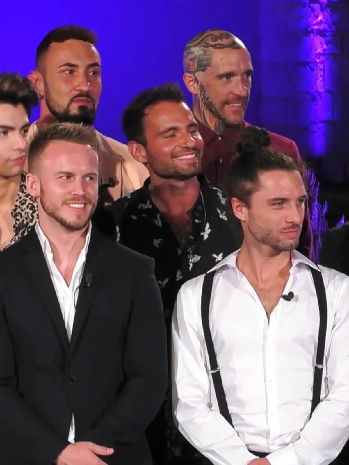Wer wird diesen Abend überstehen? Der neue Prince Charming verteilt die Krawatten an seine Jungs und schickt erste Kandidaten nach Hause.