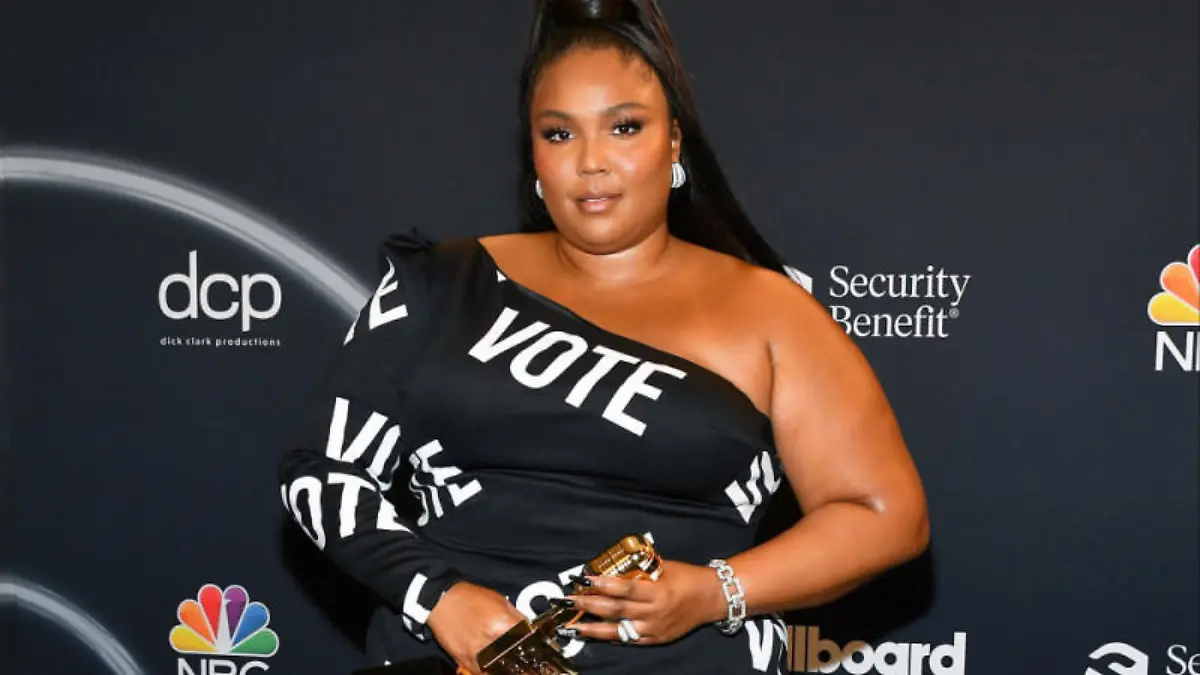 Lizzo setzt politisches Statement mit Billboard Music Awards-Kleid