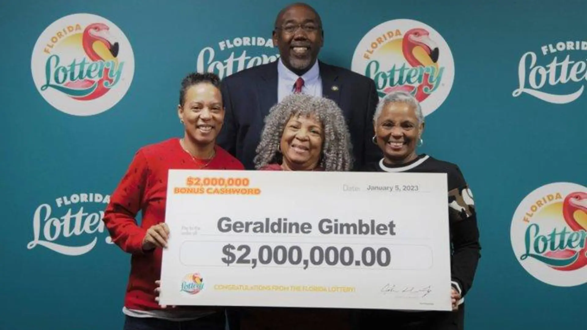 Geraldine Gimblet (Mitte) mit ihrer Tochter und ihrer Enkelin, als sie sich ihren Lottogewinn von zwei Millionen Euro abholt.