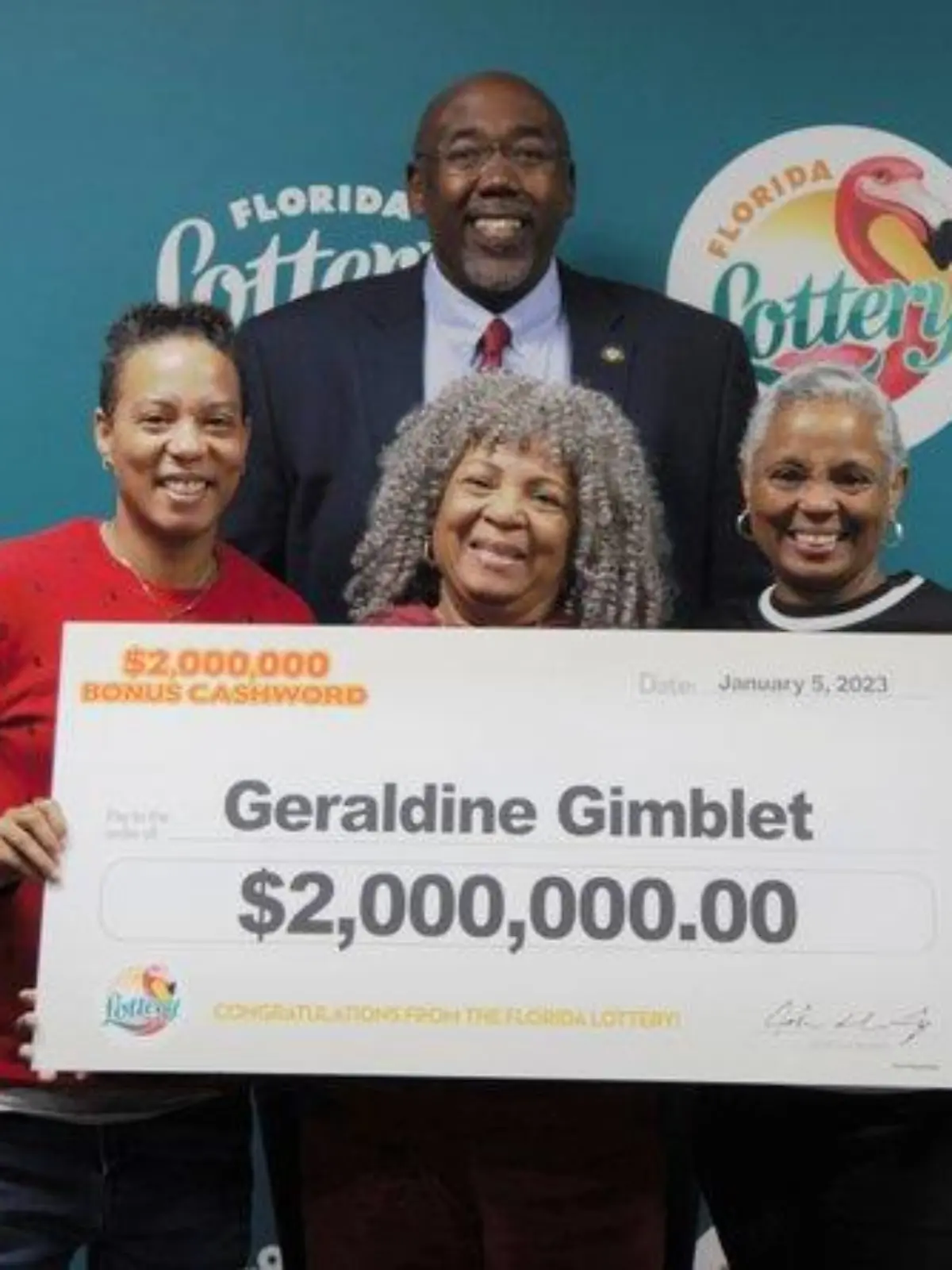 Geraldine Gimblet (Mitte) mit ihrer Tochter und ihrer Enkelin, als sie sich ihren Lottogewinn von zwei Millionen Euro abholt.