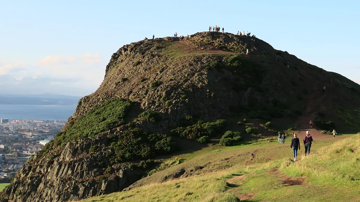 ARCHIV - Zum Themendienst-Bericht «Pferde aus Stahl und die Jacht der Queen: Sieben Tipps für Schottland» von Christian Röwekamp vom 7. August 2018: Fast am Gipfel angekommen: Der Arthur's Seat erhebt sich 250 Meter über dem Stadtzentrum von Edinburgh. Foto: Christian Röwekamp/dpa-tmn - Honorarfrei nur für Bezieher des dpa-Themendienstes +++ dpa-Themendienst +++