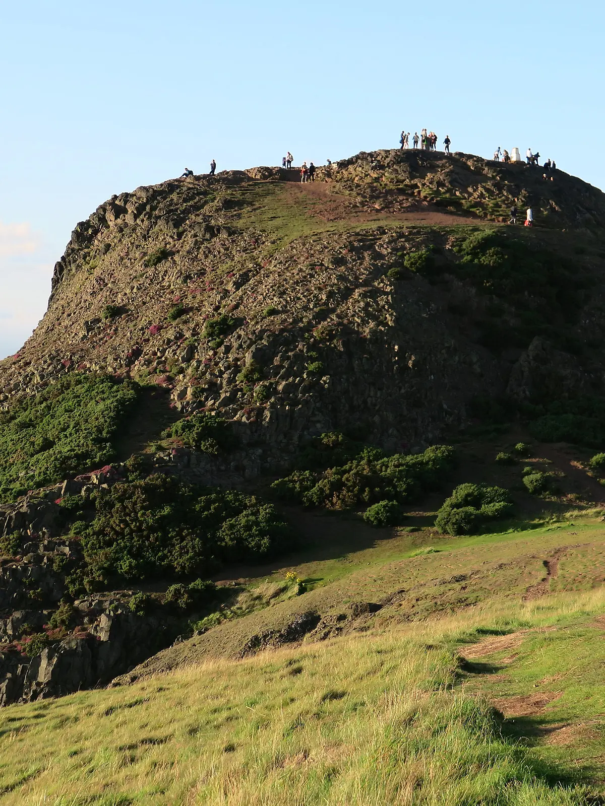 ARCHIV - Zum Themendienst-Bericht «Pferde aus Stahl und die Jacht der Queen: Sieben Tipps für Schottland» von Christian Röwekamp vom 7. August 2018: Fast am Gipfel angekommen: Der Arthur's Seat erhebt sich 250 Meter über dem Stadtzentrum von Edinburgh. Foto: Christian Röwekamp/dpa-tmn - Honorarfrei nur für Bezieher des dpa-Themendienstes +++ dpa-Themendienst +++