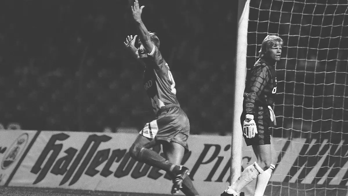 Bildnummer: 05370864 Datum: 14.08.1994 Copyright: imago/Sven Simon
Torschütze Roland STEIN (Vestenbergsgreuth, li.) jubelt nach dem 1:0 - Torwart Oliver KAHN (Bayern) ist enttäuscht, SW-Aufnahme, Fussball DFB-Pokal 1. Hauptrunde, TSV Vestenbergsgreuth - FC Bayern München 1:0, 14.08.1994.; Herren Fussball 1994 GER Pokalspiel Aktion vsw vneg xub 1995 quer o0 Jubel Freude o0 Tor
Image number 05370864 date 14 08 1994 Copyright imago Sven Simon Scorer Roland Stone Vestenbergsgreuth left cheering After the 1 0 Goalkeeper Oliver Kahn Bavaria is disappointed SW Recording Football DFB Cup 1 Main round TSV Vestenbergsgreuth FC Bavaria Munich 1 0 14 08 1994 men Football 1994 ger Cup tie Action shot Vsw Vneg xub 1995 horizontal o0 cheering happiness o0 goal