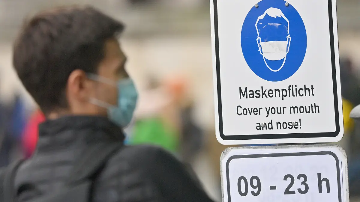 15.10.2020, Bayern, München: Ein Schild mit der Aufschrift "Maskenpflicht - Cover your mouth and nose!" steht in einer Fußgängerzone in der Innenstadt. Mit härteren Corona-Auflagen hoffen Bund und Länder, den rasanten Anstieg der Infektionszahlen insbesondere in deutschen Risikoregionen einzudämmen. Foto: Peter Kneffel/dpa +++ dpa-Bildfunk +++