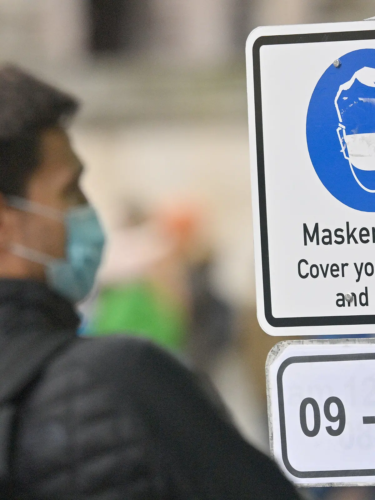 15.10.2020, Bayern, München: Ein Schild mit der Aufschrift "Maskenpflicht - Cover your mouth and nose!" steht in einer Fußgängerzone in der Innenstadt. Mit härteren Corona-Auflagen hoffen Bund und Länder, den rasanten Anstieg der Infektionszahlen insbesondere in deutschen Risikoregionen einzudämmen. Foto: Peter Kneffel/dpa +++ dpa-Bildfunk +++