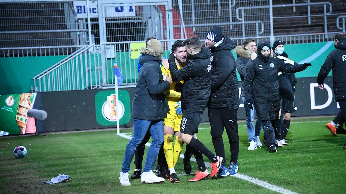 Ioannis Gelios Kiel, 1 wird von Jonas Meffert Kiel, 26 erdrückt, Holstein vs FC Bayern München, Fußball, Männer, DFB-Pokal, 2. Runde, Saison 2020/2021, 14.01.21 Kiel Holstein-Stadion Schleswig-Holstein Germany *** Ioannis Gelios Kiel, 1 is crushed by Jonas Meffert Kiel, 26, Holstein vs FC Bayern Munich, Football, Men, DFB Pokal, 2nd round, 2020 2021 season, 14 01 21 Kiel Holstein Stadion Schleswig Holstein Germany.