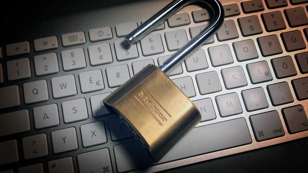 Symbolfoto Datensicherheit / BSI Sicherheitstest,Verschluesselung,Passwort,password,Userdaten,verschluesseln,Verschluesselung,Abhoerschutz,Abhoeren,ausspionieren,Identitaetdiebstahl,online,account,Zugangsdaten,Sicherheit im Netz,Internet,e-mail Adresse,online,Datenschutz,Schloss,ausspionieren,offen,unverschluesselt,ungesichert,Datenleck.