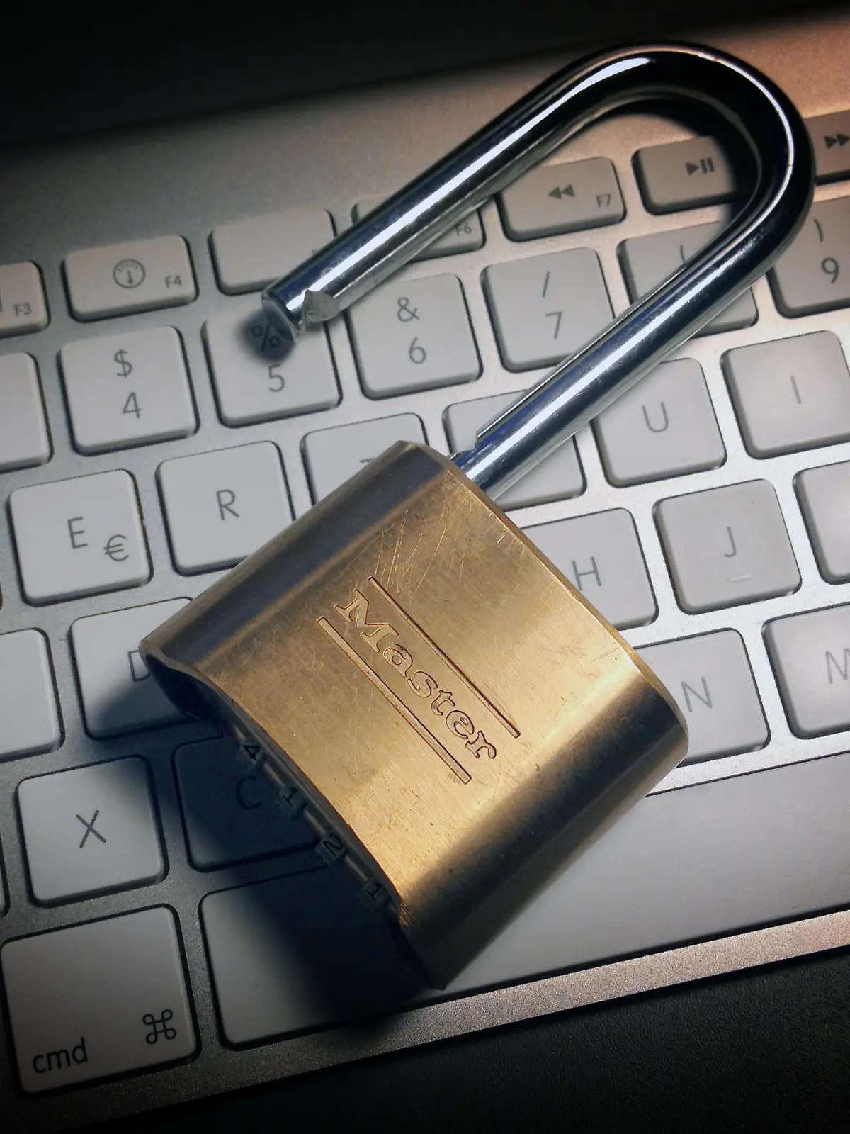 Symbolfoto Datensicherheit / BSI Sicherheitstest,Verschluesselung,Passwort,password,Userdaten,verschluesseln,Verschluesselung,Abhoerschutz,Abhoeren,ausspionieren,Identitaetdiebstahl,online,account,Zugangsdaten,Sicherheit im Netz,Internet,e-mail Adresse,online,Datenschutz,Schloss,ausspionieren,offen,unverschluesselt,ungesichert,Datenleck.