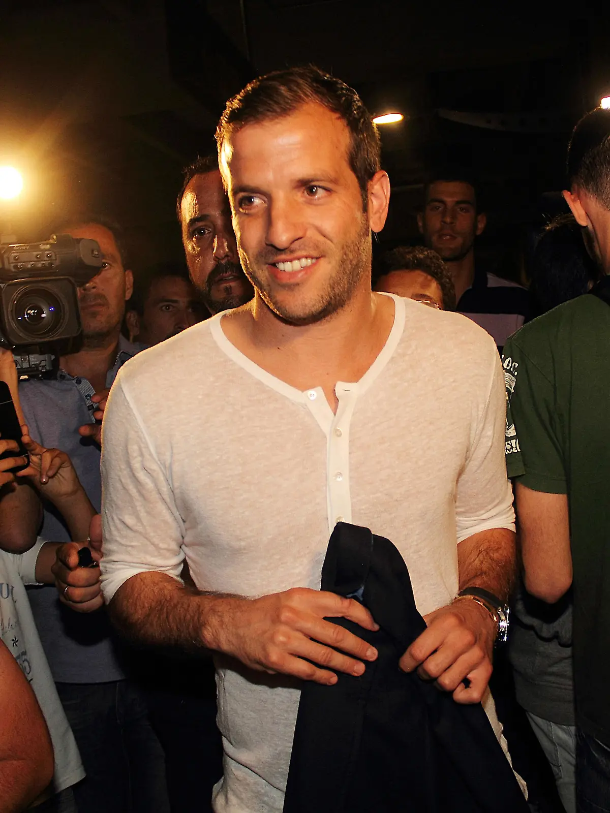 The dutch international football player, Rafael Van der Vaart arrived in Sevilla on Sunday evening ahead of a move to recently-promoted Real Betis on a free transfer.