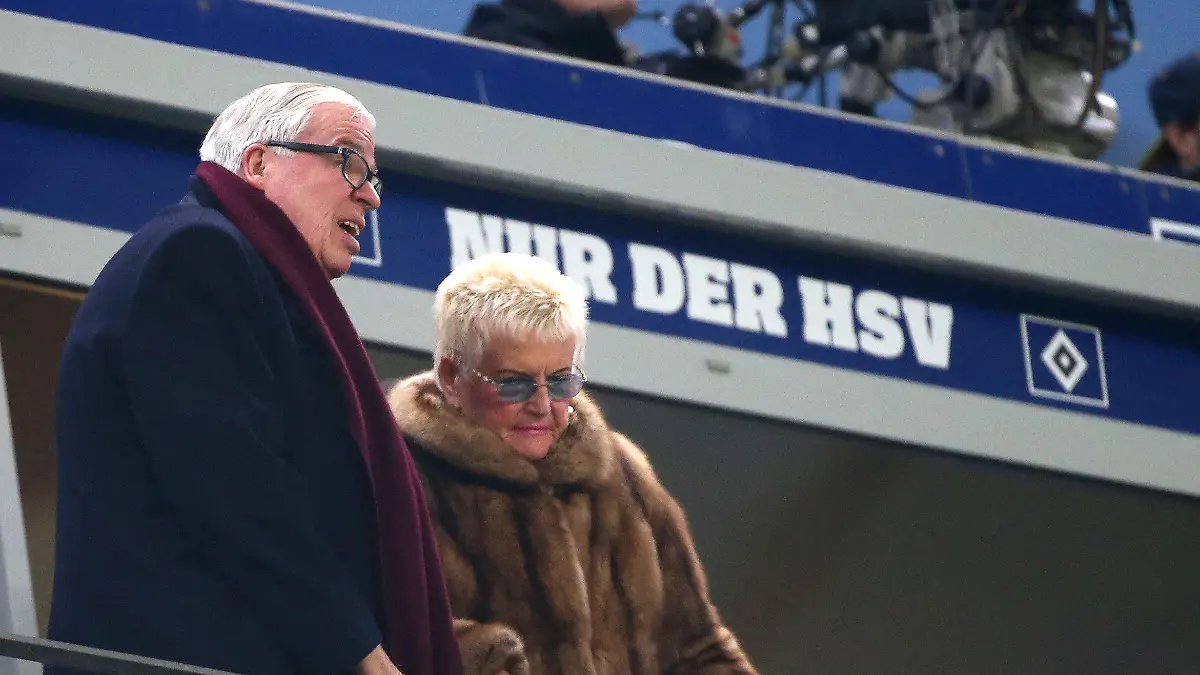 ARCHIV - 19.11.2015, Hamburg: ARCHIV - Fußball\ Bundesliga, Hamburger SV - Borussia Dortmund\ 13. Spieltag am 20.11.2015 im Volksparkstadion in Hamburg. Unternehmer und HSV-Mäzen Klaus-Michael Kühne und seine Frau Christine verfolgen das Spiel von der Tribüne. Kühne hat weitere Millionen für den HSV an Bedingungen geknüpft. (zu dpa: «HSV-Investor Kühne: «Jansen steht gegen mich»») Foto: Christian Charisius/dpa +++ dpa-Bildfunk +++