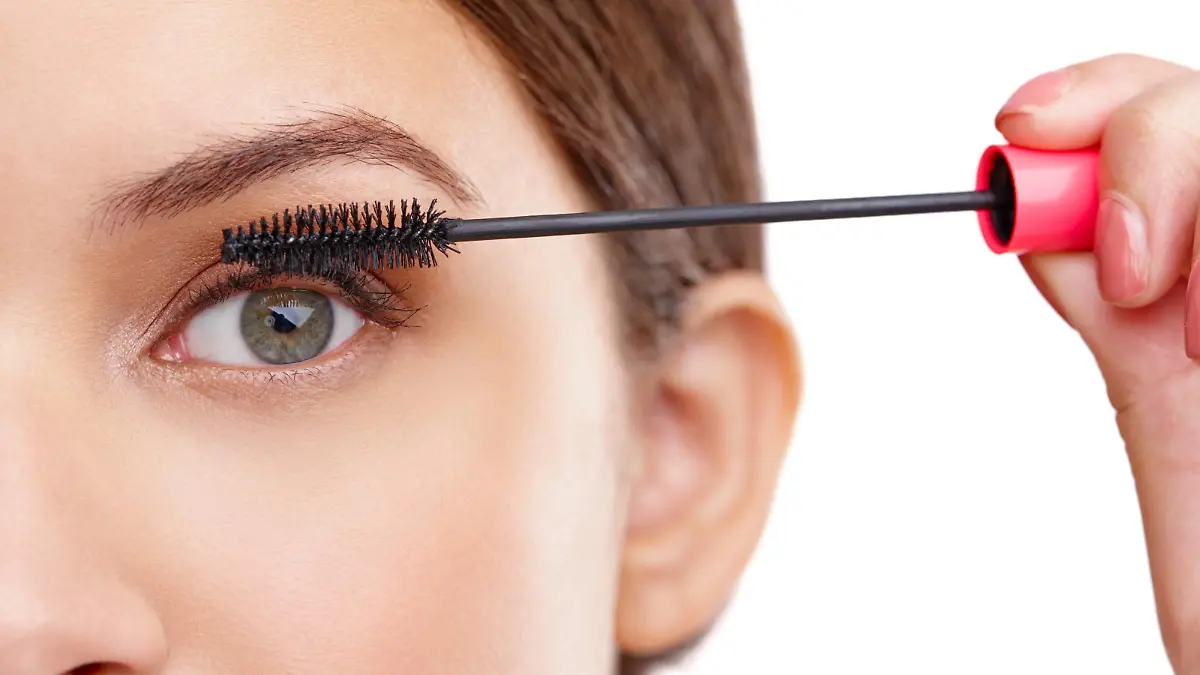 Closeup studio shot of a beautiful young woman applying mascarahttp://195.154.178.81/DATA/istock_collage/0/shoots/785080.jpg