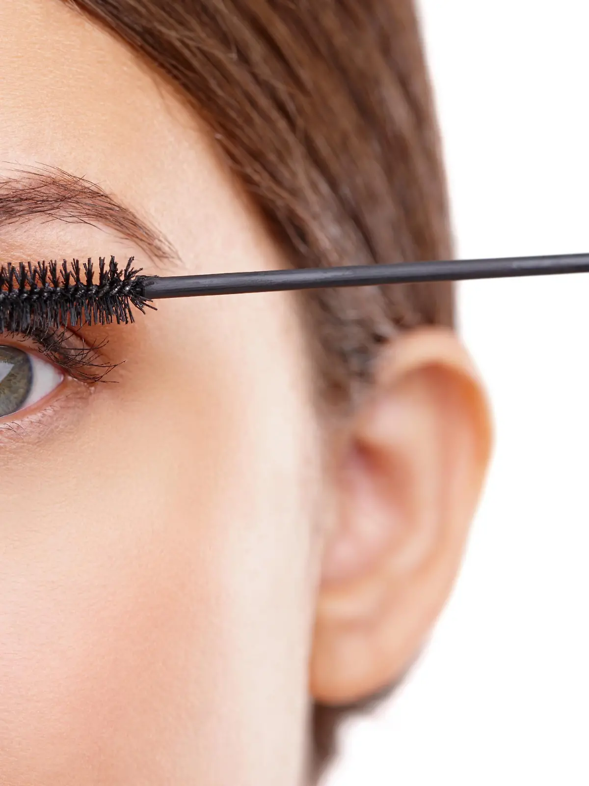 Closeup studio shot of a beautiful young woman applying mascarahttp://195.154.178.81/DATA/istock_collage/0/shoots/785080.jpg