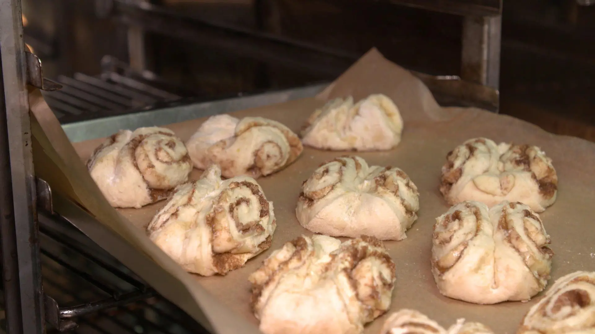 Die Franzbrötchen gehen in den Ofen