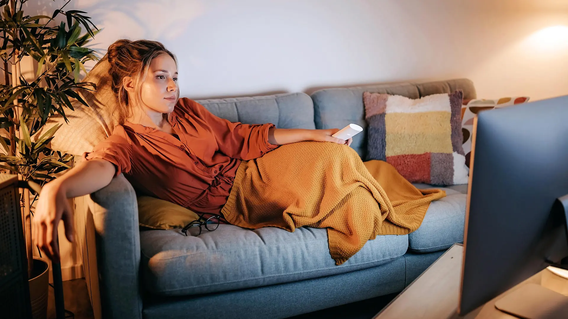 Frau schaut TV
