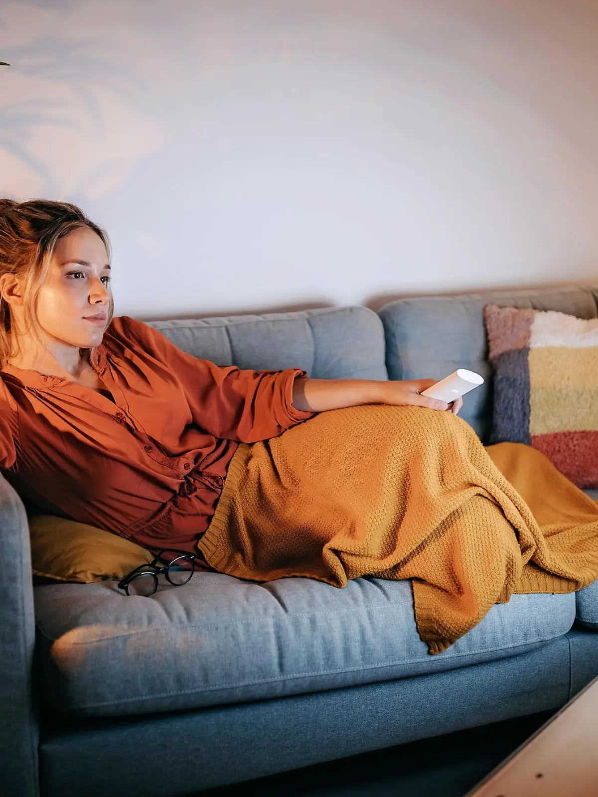 Frau schaut TV