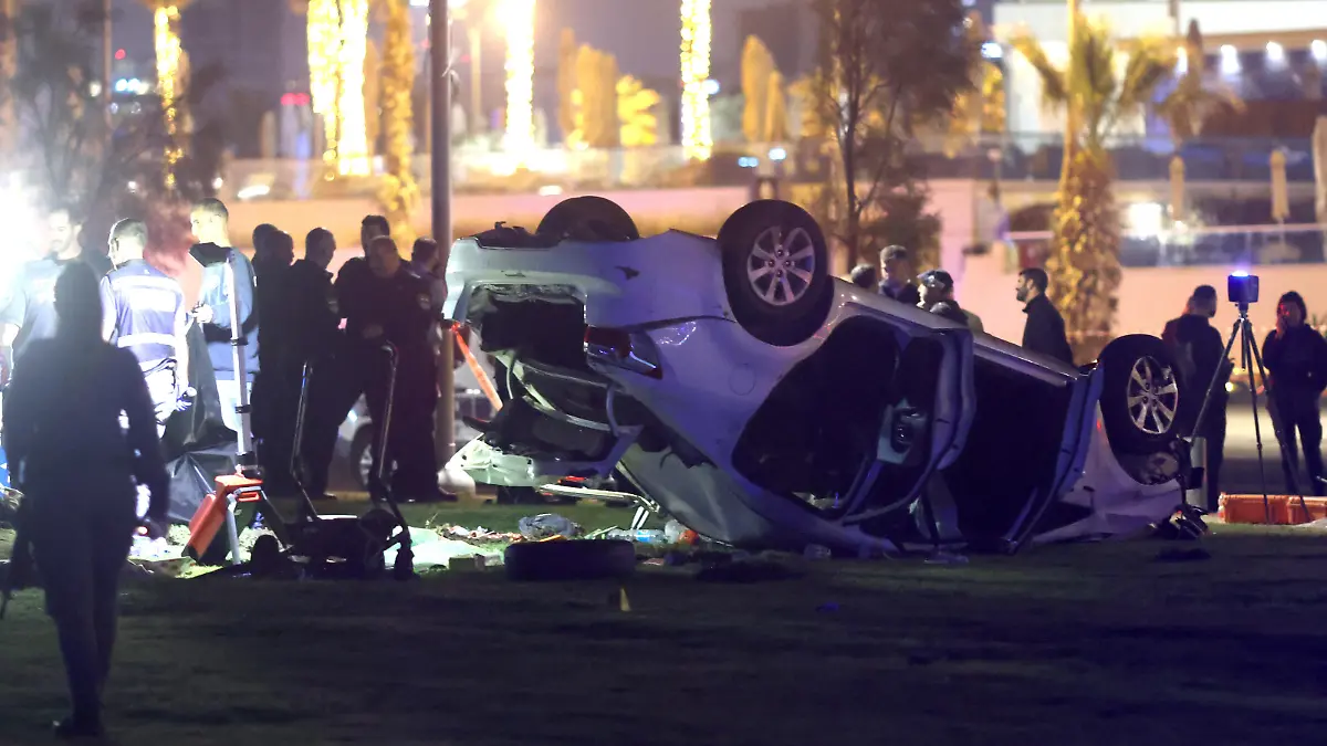 TEL AVIV, ISRAEL - APRIL 07: Israeli officials work at the scene of a car ramming attack that killed at least 1 and injured 7 others in Tel Aviv, Israel on April 07, 2023. Stringer / Anadolu Agency