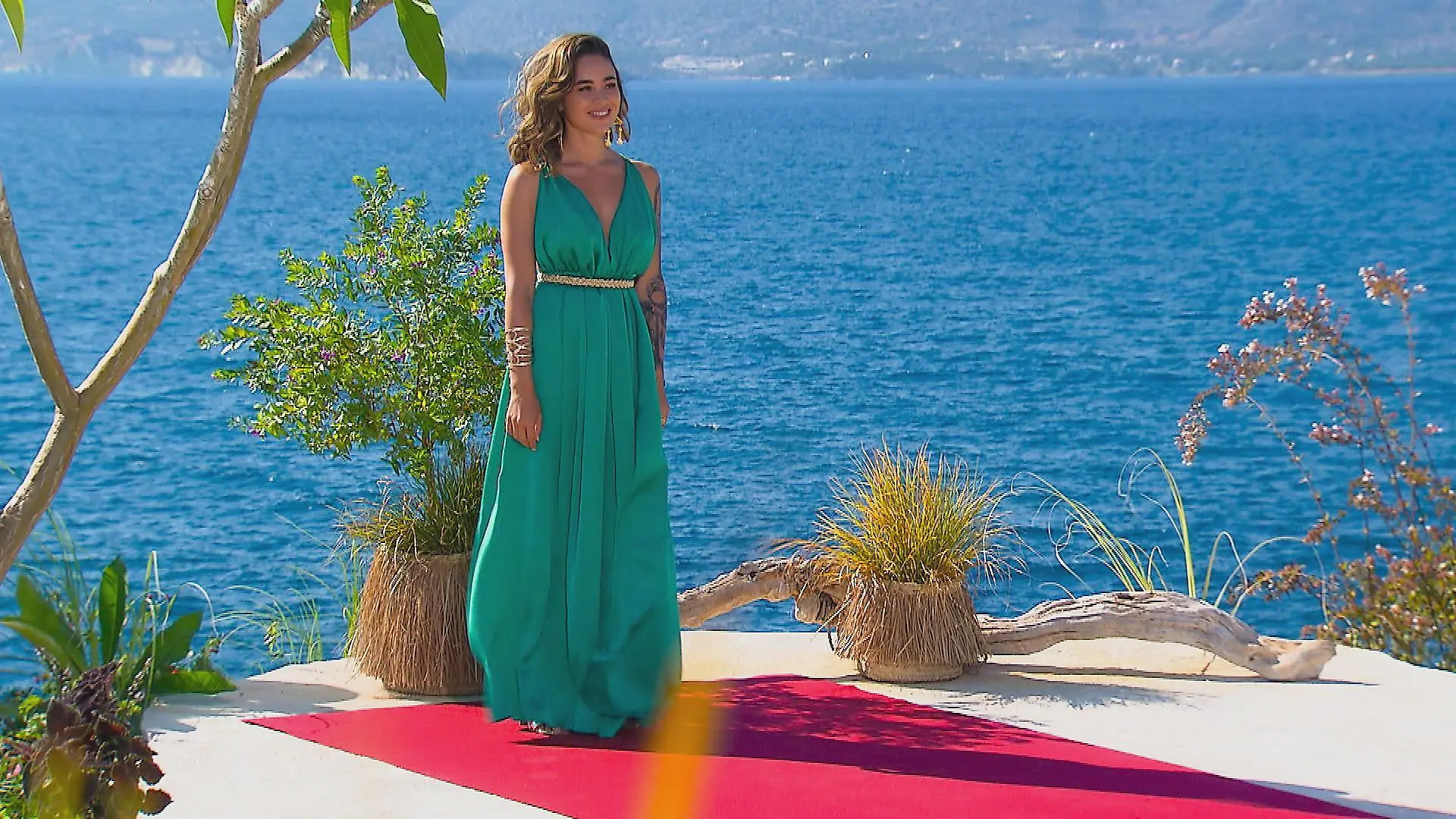 Melissa empfängt ihre Männer in der 7. Bachelorette-Staffel auf Kreta in einem jadegrünen Kleid.
