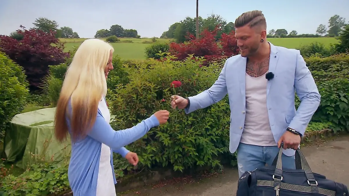 Bio-Bäuerin Denise fühlt Till Adam auf den Zahn Meint er es ernst bei "Bauer sucht Frau"?