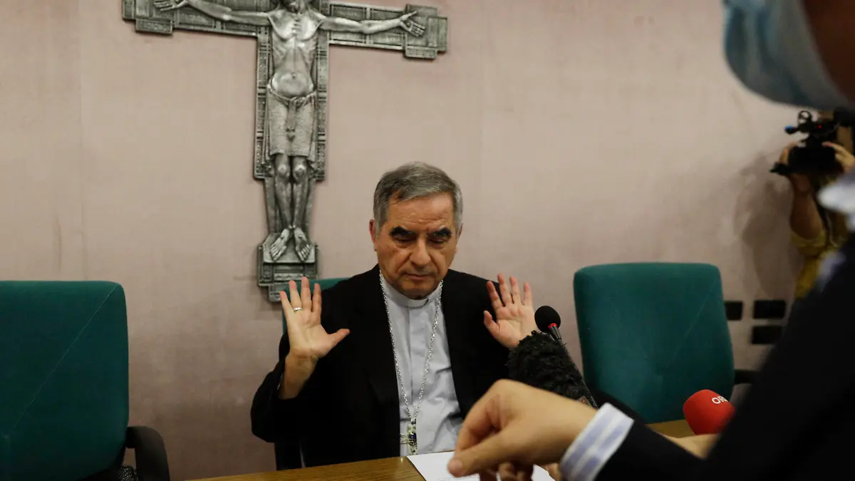 ARCHIV - 25.09.2020, Italien, Rom: Kardinal Angelo Becciu spricht während einer Pressekonferenz mit Journalisten. Fachleute des Moneyval genannten Ausschusses begutachten seit einiger Zeit das Vorgehen des Kirchenstaates gegen Geldwäsche und andere kriminelle Finanztransaktionen. Nach dem Vorstellung des Reports von einem Expertengremium des Europarats entließ Papst Franziskus unlängst Kardinal Becciu aus seinen Ämtern. Der Italiener hatte in einer früheren Position im Staatssekretariat viele Geldströme der Vatikans beaufsichtigt. Foto: Gregorio Borgia/AP/dpa +++ dpa-Bildfunk +++